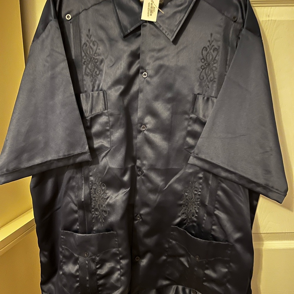 Men’s navy blue short sleeve Guayabera shirt. Size 2x.